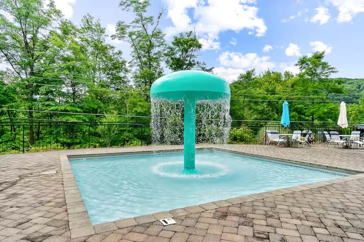 Shallow splash pool with water mushroom at Chalet Village